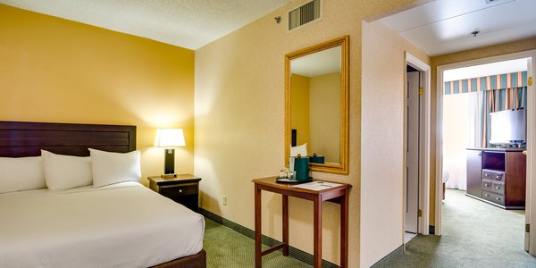 Edmonton rooms - junior two queen suite